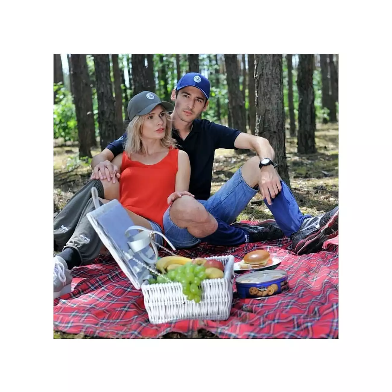 para na pikniku w lesie